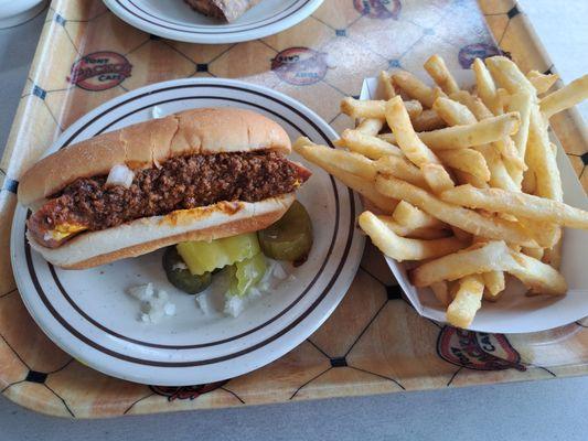 Original Hungarian sausage with meat sauce, mustard and diced onions.