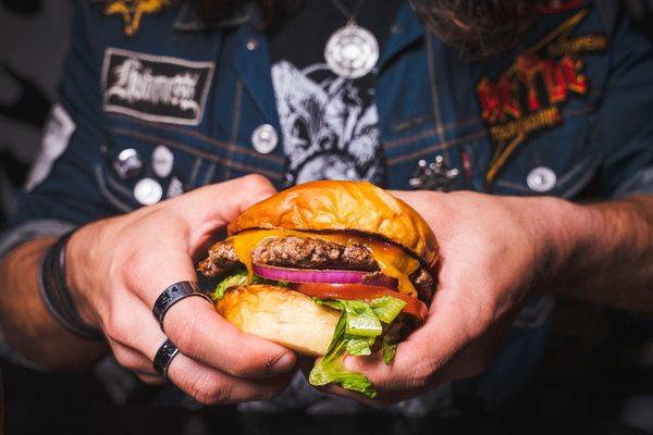 Classic Full Metal Burger
Photo: @gabehalvor