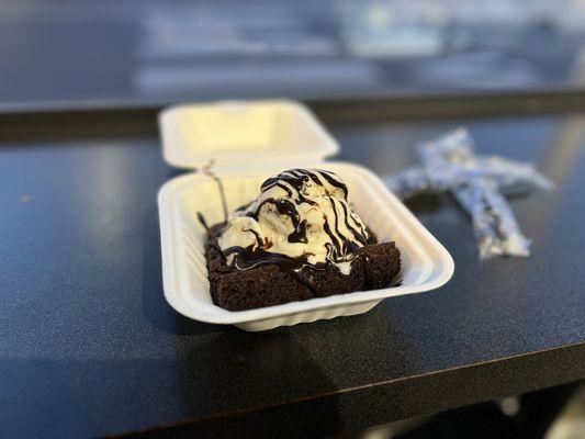 Brownie sundae w/brown butter cookie dough gelato