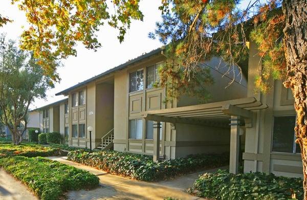 Entrance to Del Prado Apartments in Pleasanton