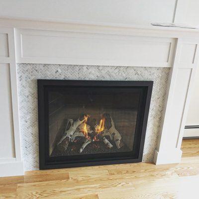 Direct vent gas fireplace with birch log set