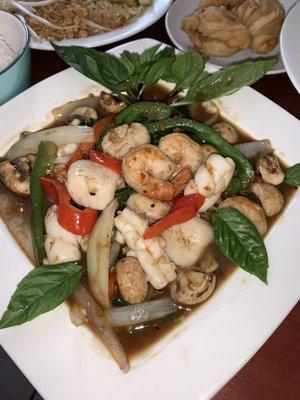 Seafood 32. Dinner Thai Hot Basil