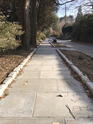 Thermal flagstone walkway with Belgian block border