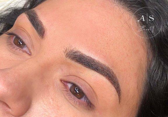 Clean thin microblading strokes and perfect brows