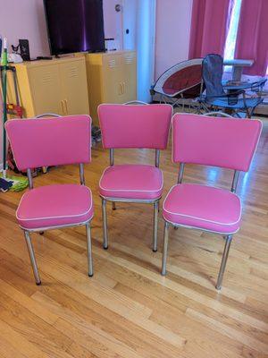 Reuhpolstered diner chairs. Love the pink so much!