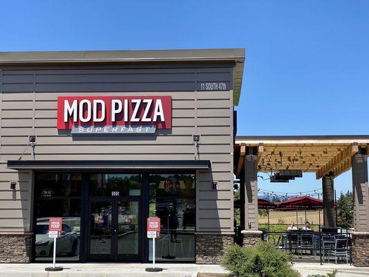 Mod Pizza storefront and entrance