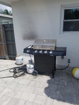 2 empty propane tanks left onsite. I requested a full tank to utilize the grill, and it was never brought out.