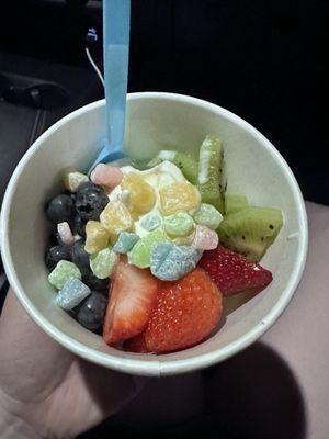 Vanilla frozen yogurt with toppings