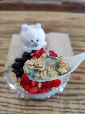 Vanilla Blue Sky Bowl has granola, strawberries, and blueberries