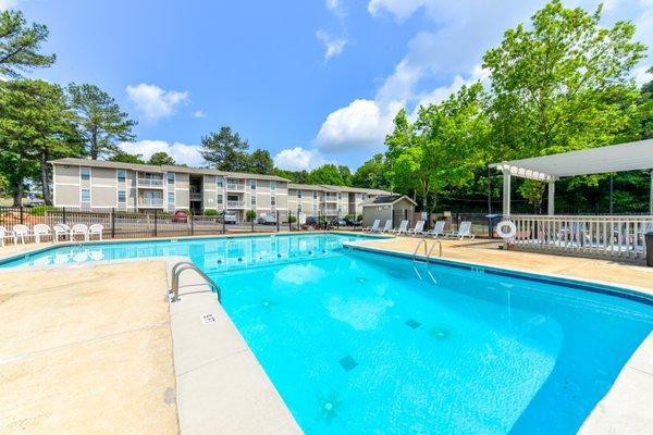 Willow Lake Apartment Homes - Sparkling Swimming Pool