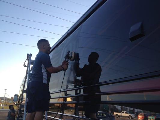 Polishing this luxury prevost !