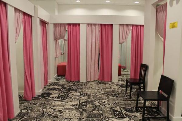 11 fitting rooms