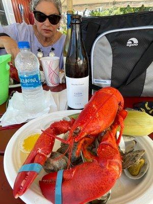 1lb entree with corn and clams.