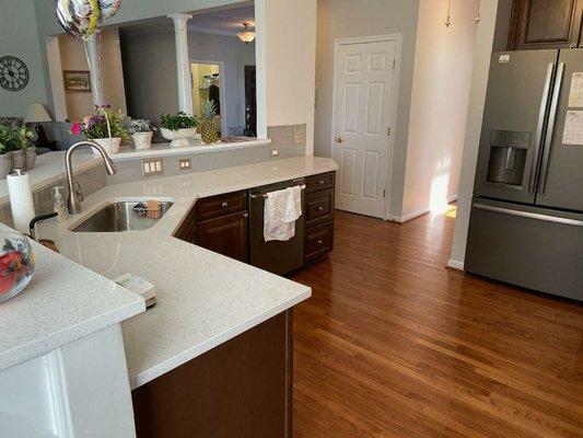 Residential Project Kitchen White Quartz 3cm with 18g Brushed Stainless Steel Sink