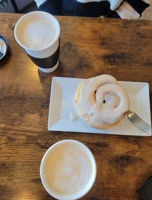 Lattes and cinnamon roll