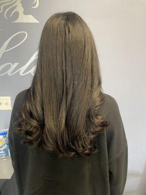 Blow-out bar at Endless Cuts, soft curls.