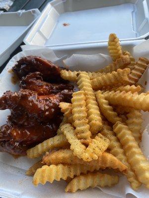 Wings with bunny sauce and crispy hot fries