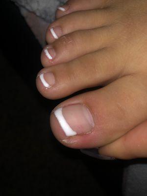 Gave me painful toe infection scrapes my toe and it bled in salon and put hot water on my toe