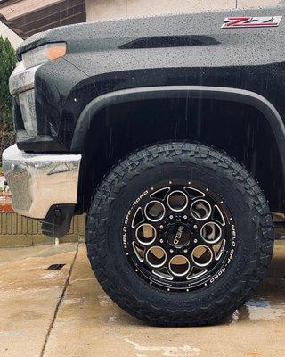 37s are in!!! Thanks Tim for getting the tires and got it mounted and installed!