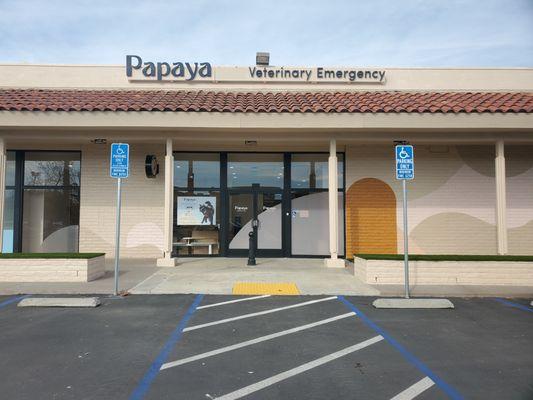 Papaya Encinitas Emergency Hospital from the Parking Lot