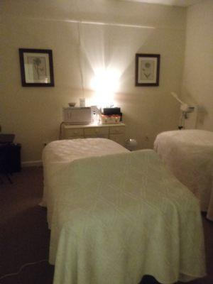 Treatments room can accommodate couples .