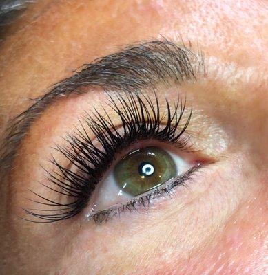 Full set of classic lash extensions using Minkys lashes