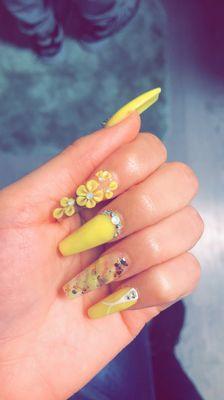 Long yellow nails coffins