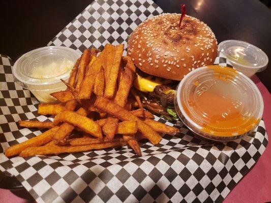 Turkey burger with pepper & onions, Sweet potato fries