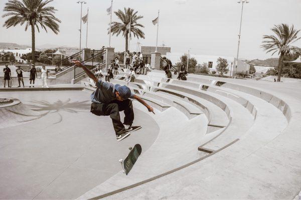 Skate Contest in part of the street side of the park   llaskate