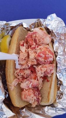 Awesome classic 4 ounce serving lobster roll, easy mayo, seasoning and lemon juice.