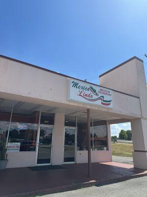 The front of "Mexico Lindo" restaurant.