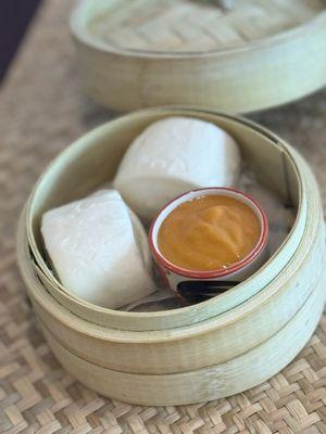 Steamed bun with cha-thai custard