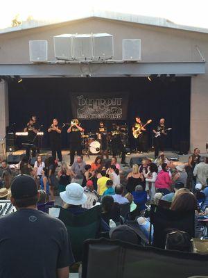 Detroit Underground and the crowd.