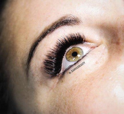 Cat eye Russian volume Eyelash extensions !