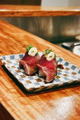 Bonito nigiri sushi with crispy garlic