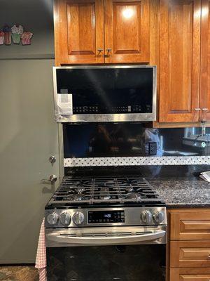 Appliance installation - Microwave. Call us at 424 210-5540 and book now.