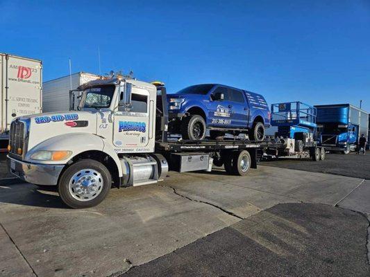 Miren como trabajan excelente y 24horas solo llame los Angeles pachucos Towing