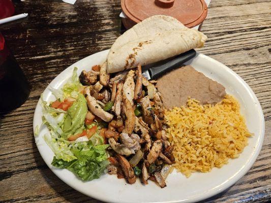 Chicken fajitas a la Mexicana with corn tortillas