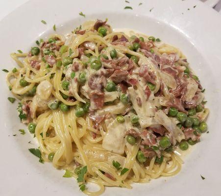 Pasta Carbonara with Peas, Prosciutto and Cheese