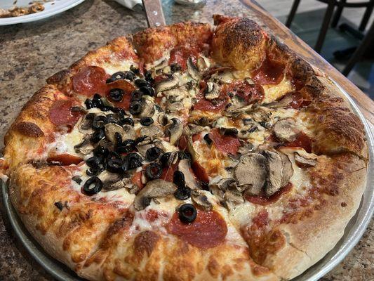 Medium pizza w/ Pepperoni, Extra Mushrooms & Olives on 1/2