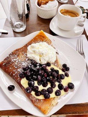 Petit berry crepes