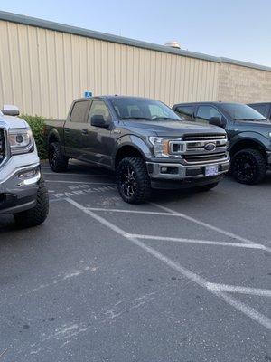 2.5" leveling kit with 20x10 Moto metal 970s on 33" mudd terrains