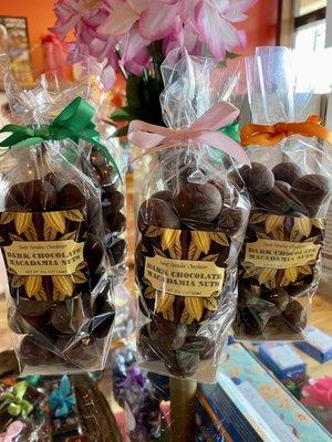 09.10.22 Dark Chocolate Macadamia Nuts $23