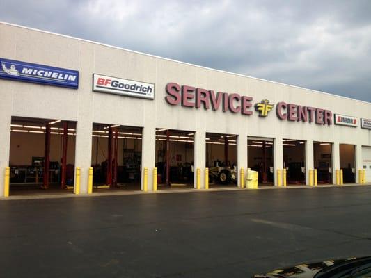 Completely empty of customers at 2:56 pm on a Wednesday. Too busy to take a walk in oil change.