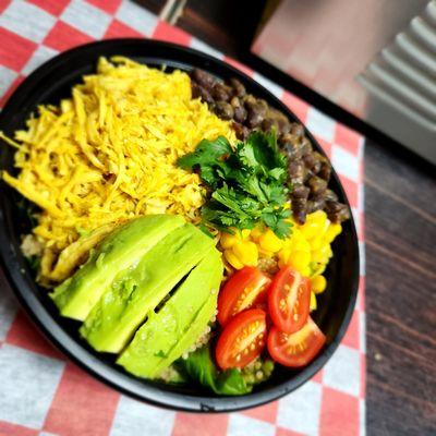 Dale Bowl

Shredded chicken breast, lettuce, organic corn, sweet plantains, tomato, onion, cucumber, jalapeño, and more