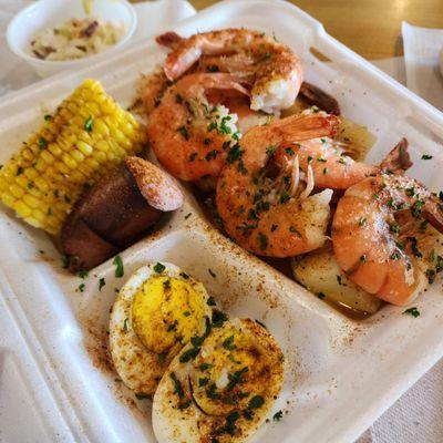 Shrimp boil with coleslaw