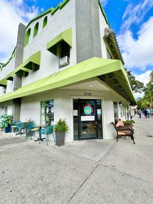 Front entrance & outdoor seating