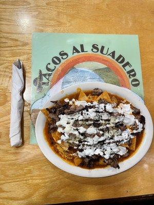 Chilaquiles rojos con cecina.