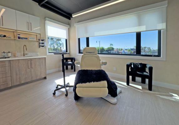 Med Lounge - Corona Del Mar, treatment room 1