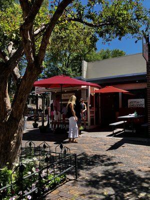 Very nice spot to enjoy ice cream as it was clean and there was good shade